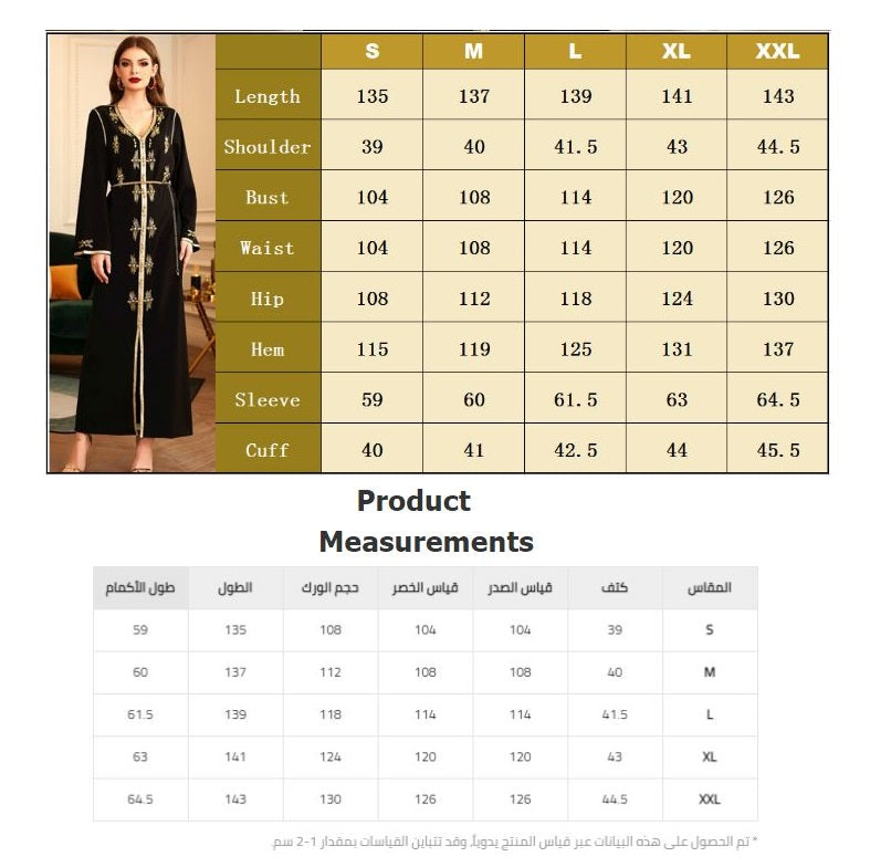 عباية طويلة مخيطة يدوياً بحافة ذهبية ورقبة على شكل حرف V مزينة بحجر الراين